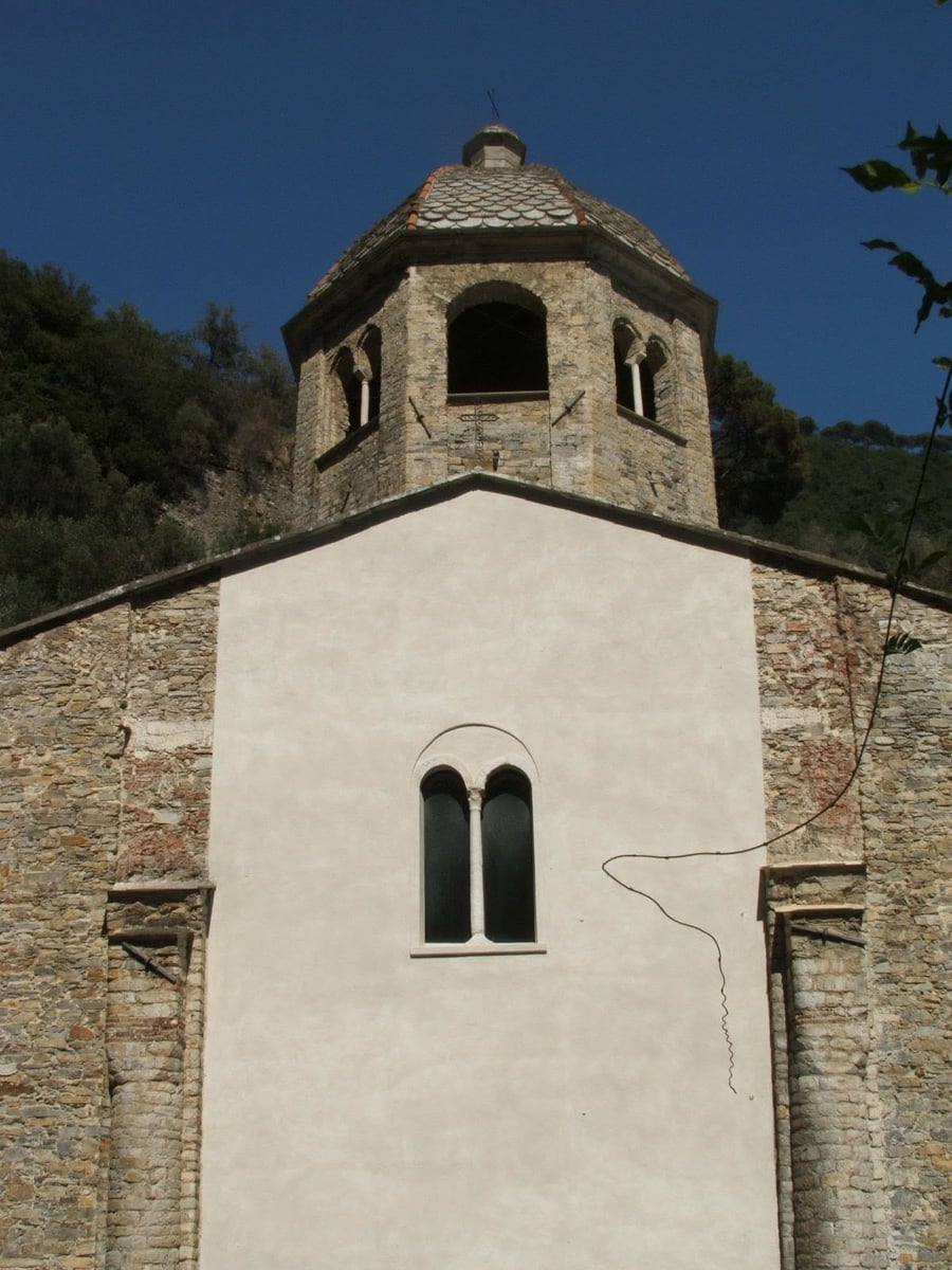 Abbazia di San Fruttuoso — Un monastero benedettino raggiungibile solo dal mare o a piedi