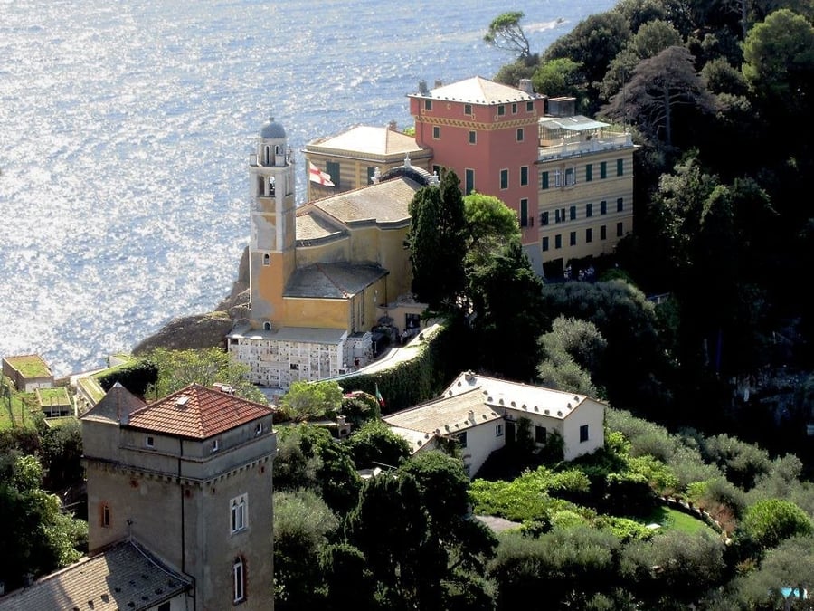 Chiesa di San Giorgio — Una chiesa dedicata al patrono dei naviganti, sopra il porto