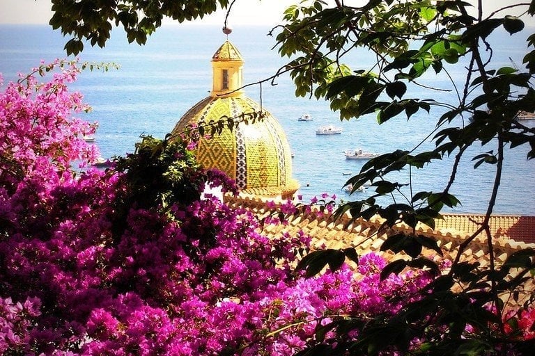 Chiesa di Santa Maria Assunta — La cupola maiolicata simbolo di Positano