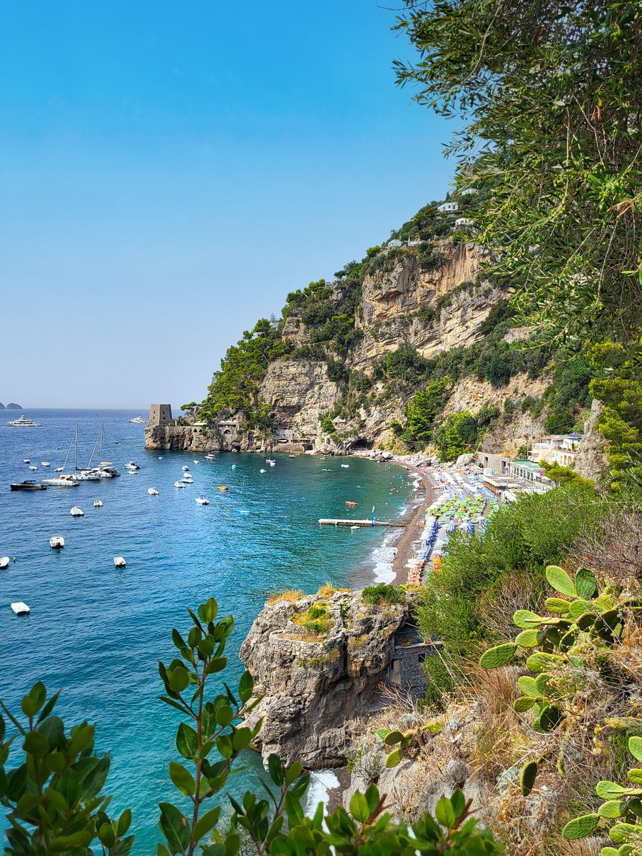La spiaggia di Fornillo — La baia più tranquilla, all'ombra della torre di guardia