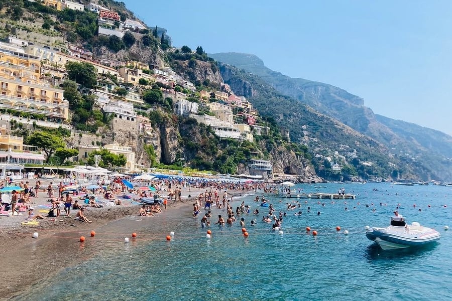 Spiaggia Grande — La spiaggia principale sotto il paese