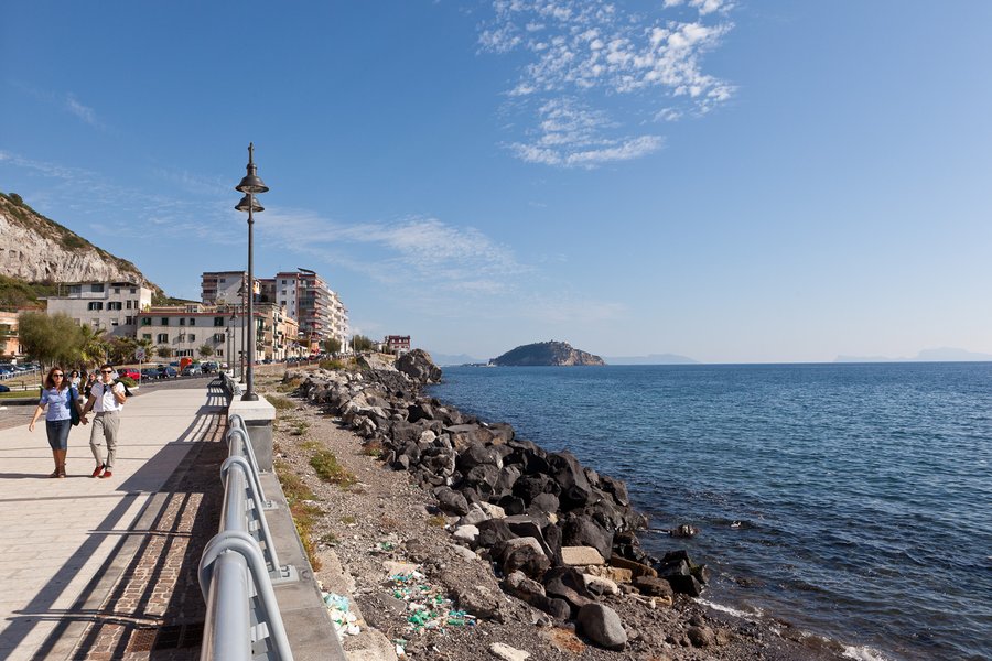 Il lungomare verso Nisida — La passeggiata sul golfo, con l'isola di Nisida all'orizzonte