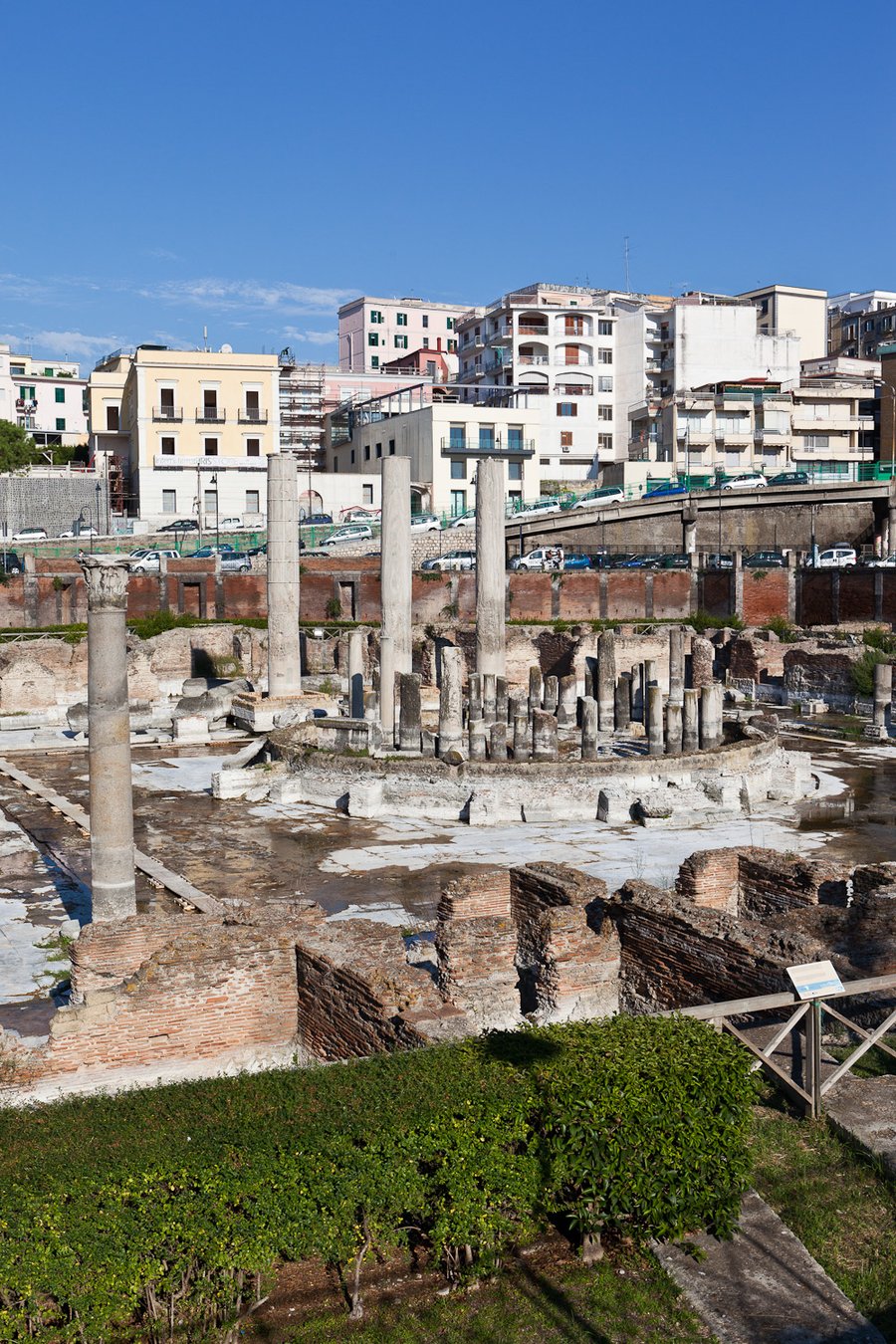 Il Macellum — L'antico mercato scambiato per un tempio, con le colonne forate dai molluschi