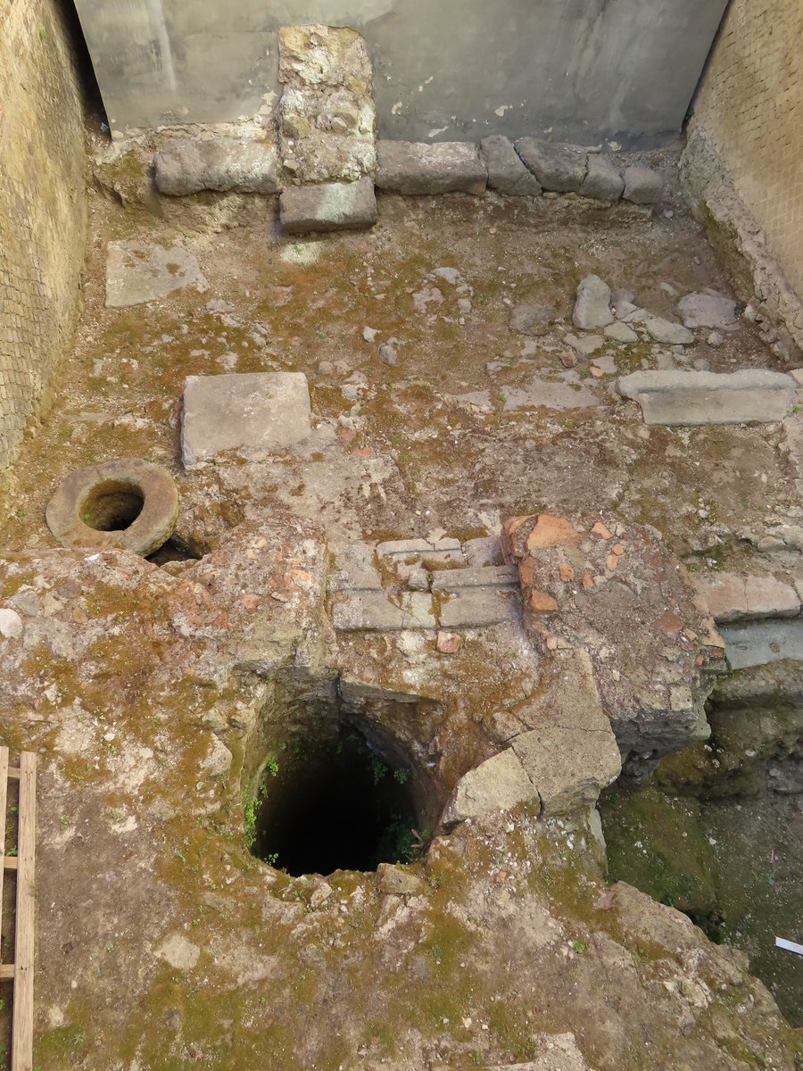 Il Rione Terra — La città romana sepolta sotto l'acropoli, sgomberata nel 1970 e riaperta nel 2014