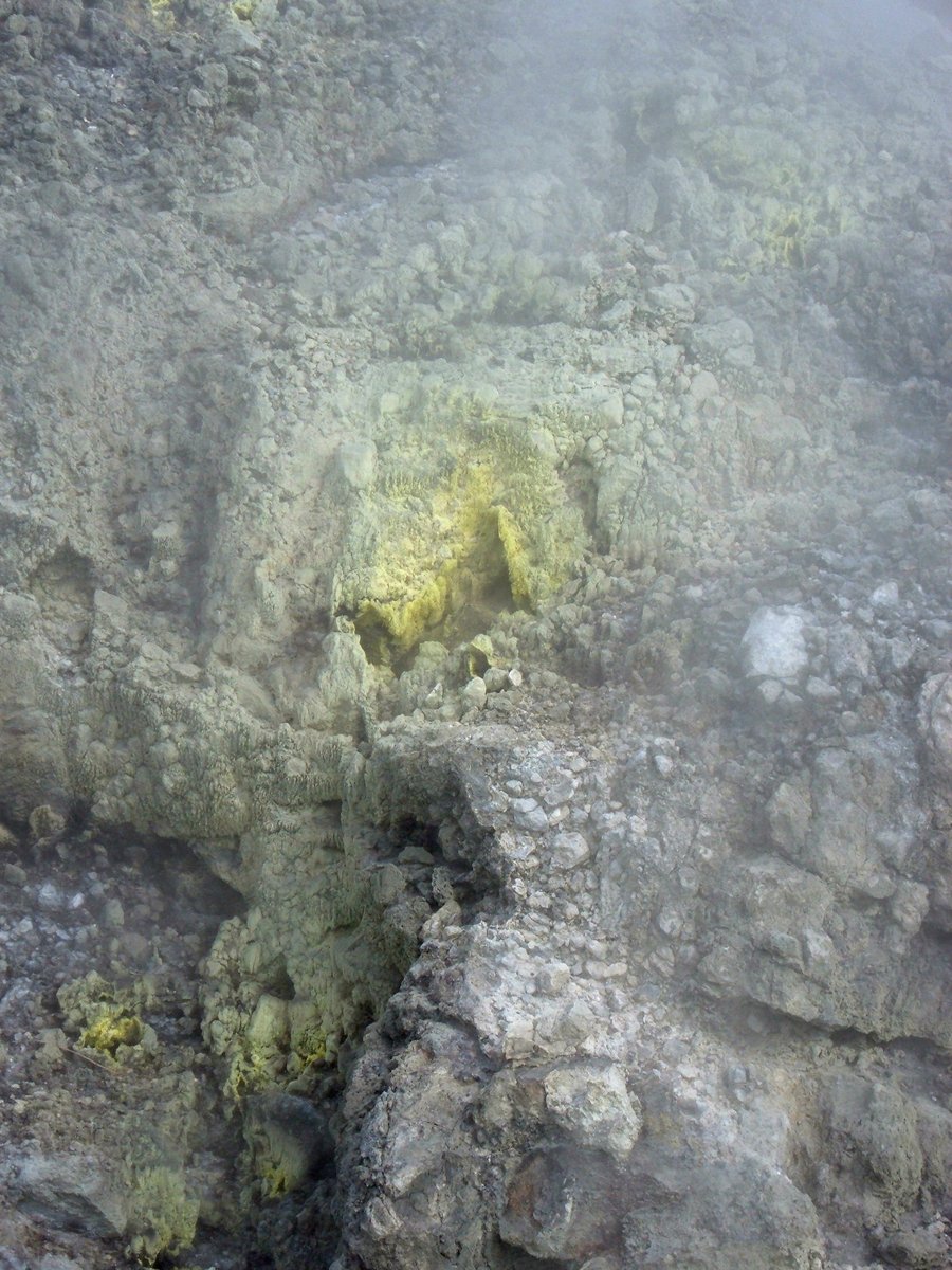 La Solfatara — Il cratere che fuma ancora, da cui prende nome ogni vulcano del suo genere