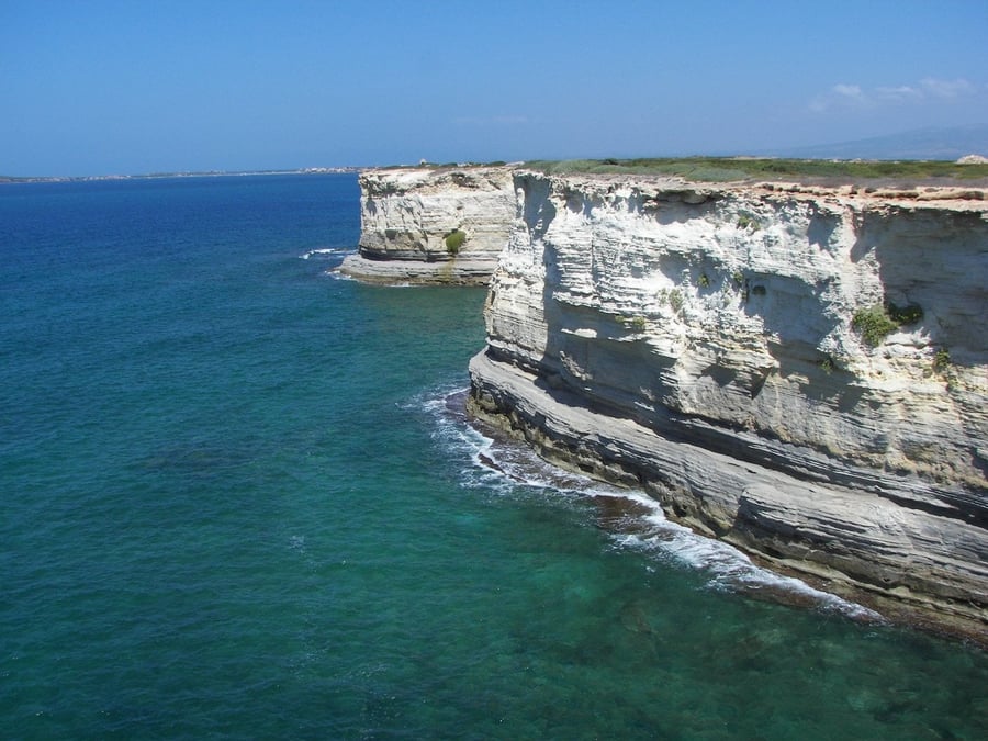 La scogliera di S'Arena Scoada — Rocce bianche modellate dal mare