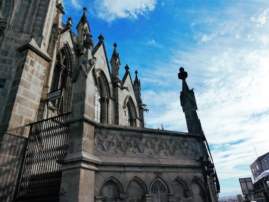 Basilica del Voto Nazionale — Gargoyle a forma di iguana e condor sulla chiesa neogotica più alta del Sudamerica
