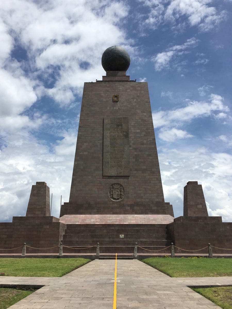 Mitad del Mundo — Un piede su ciascun emisfero, sulla linea equatoriale monumentale