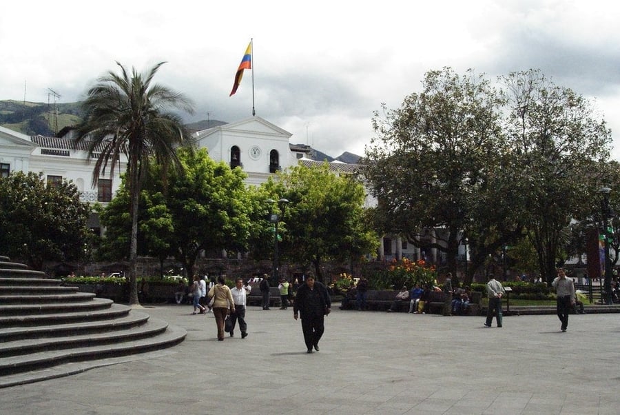 Plaza Grande — Il salotto coloniale di Quito, tra il palazzo presidenziale e la cattedrale
