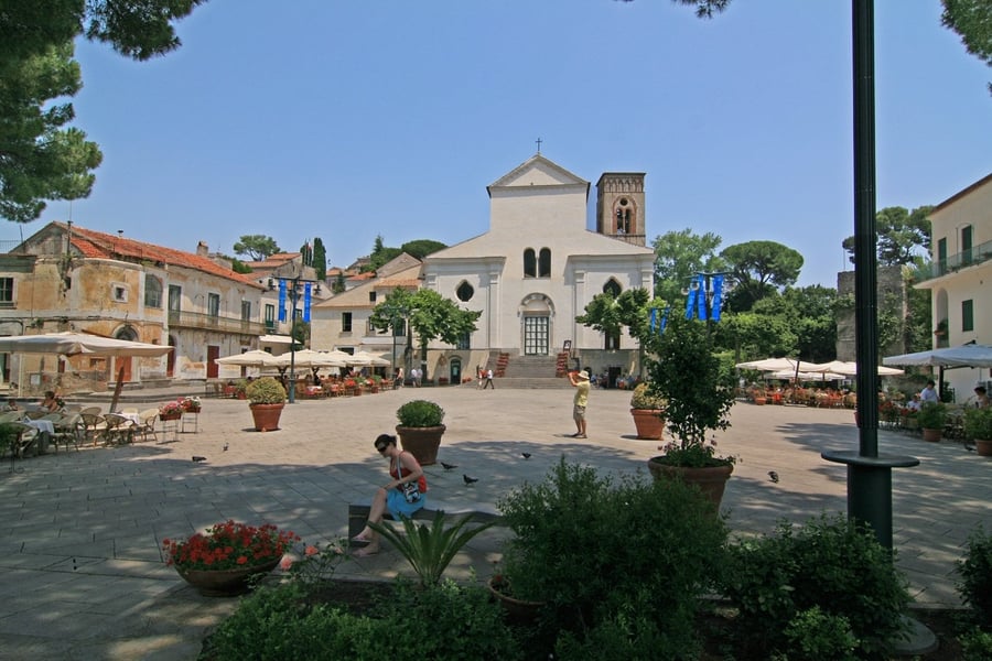 Piazza Duomo — Il salotto di Ravello sospeso sul mare