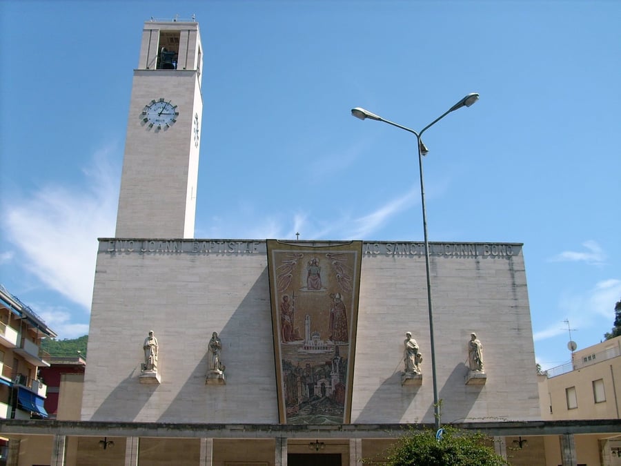 La chiesa di San Giovanni Battista — La facciata moderna ricostruita dopo la guerra