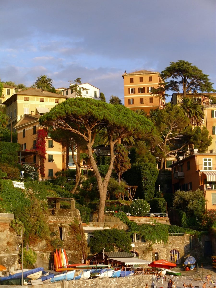 Le case sulla collina — Il tramonto sui terrazzamenti sopra il mare