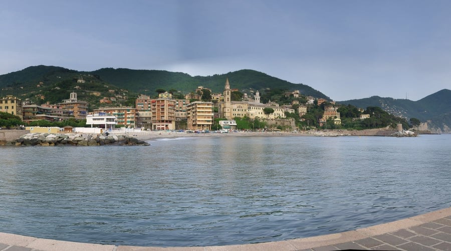 Recco vista dal mare — Il paese e il suo campanile visti dall'acqua