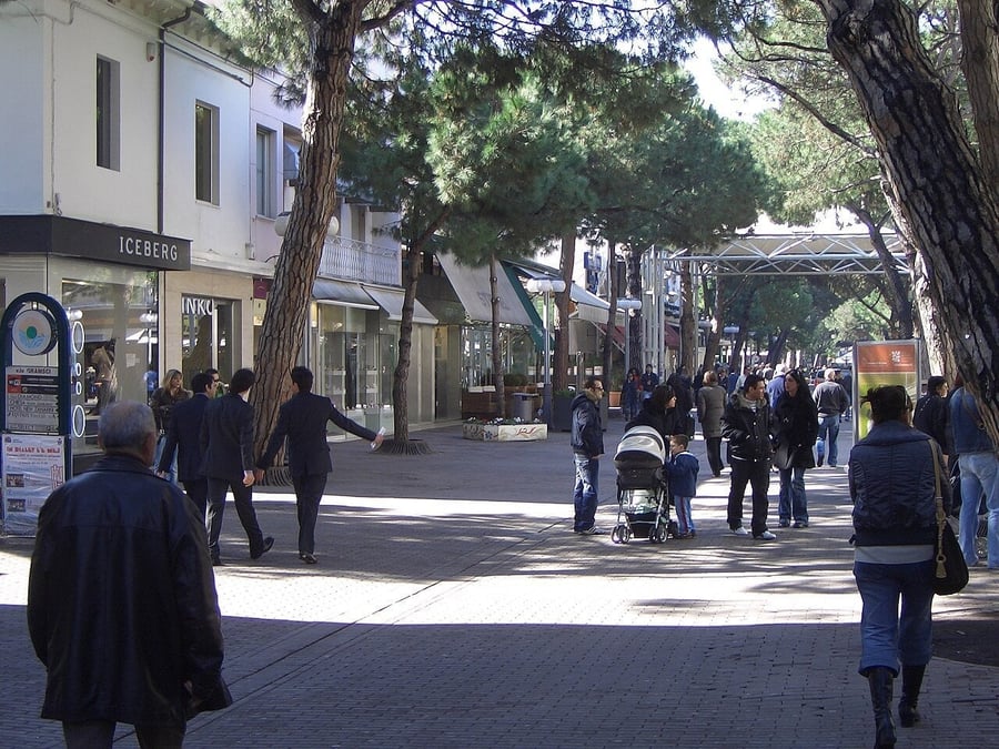 Viale Ceccarini — Lo shopping e la mondanità nel cuore di Riccione