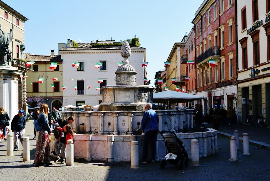 La Fontana della Pigna — Il cuore di Piazza Cavour dal Cinquecento