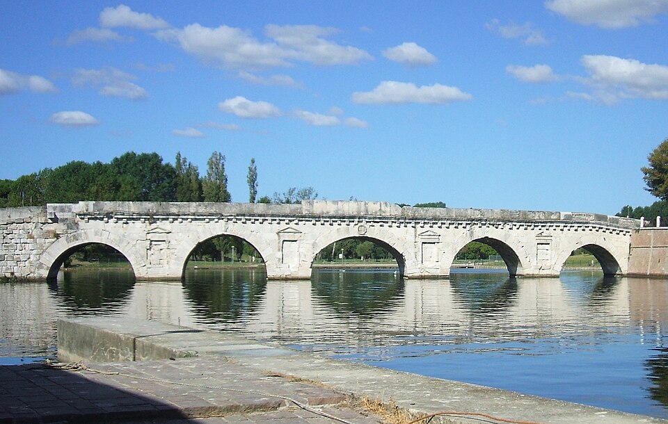 Il Ponte di Tiberio — Duemila anni di storia sopra l'acqua