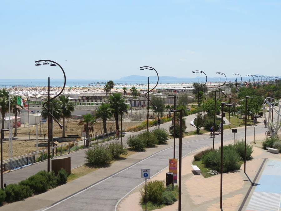 La spiaggia di Rimini — Ombrelloni e notti d'estate sulla riviera