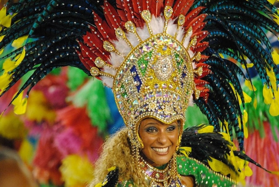 Il Carnevale — Piume e paillettes sfilano al Sambodromo