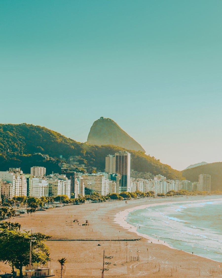 Spiaggia di Copacabana — Quattro chilometri di sabbia bianca con il Pan di Zucchero all'orizzonte