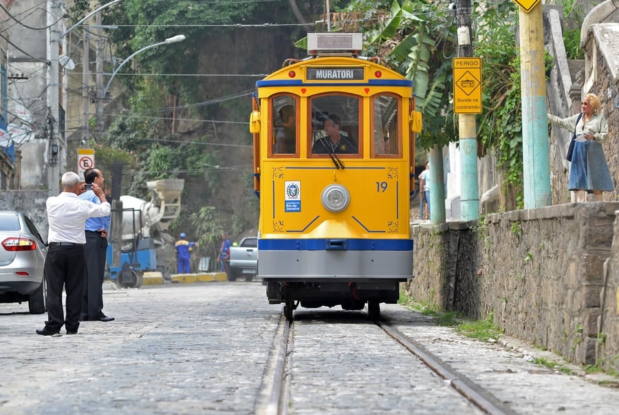 Bonde di Santa Teresa — Il tram giallo che scampanella tra le case coloniali del quartiere degli artisti