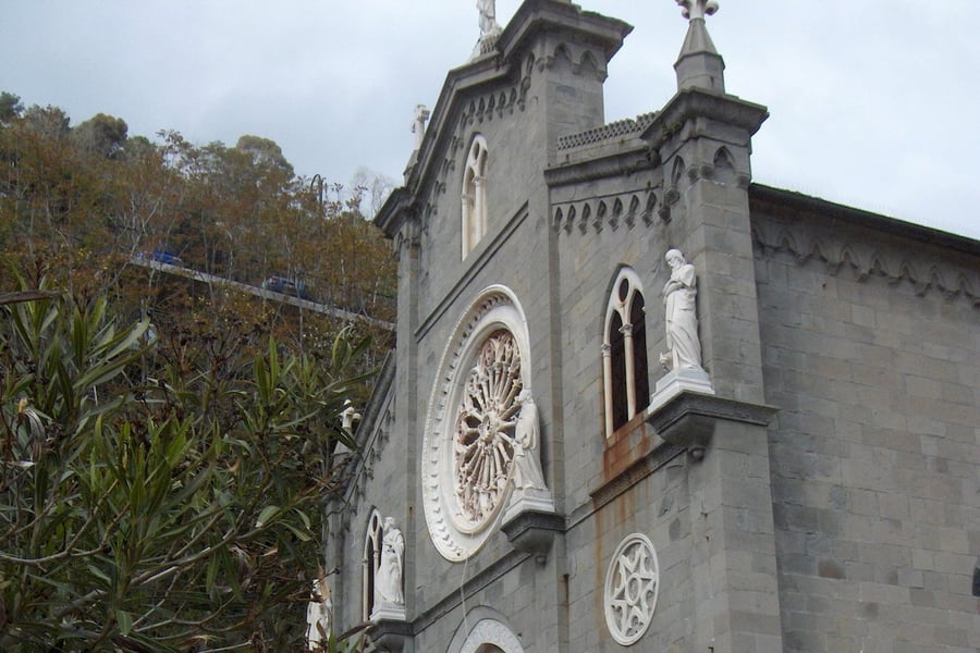 Chiesa di San Giovanni Battista — Il rosone gotico che si affaccia sulla piazzetta del paese