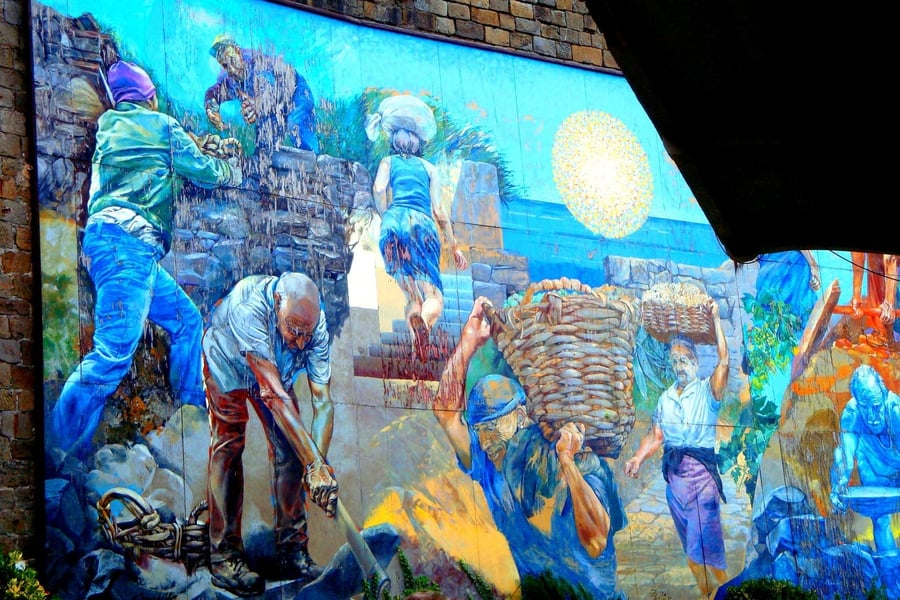 Il murale dei terrazzamenti — Un dipinto murale racconta la fatica di costruire i muretti a secco