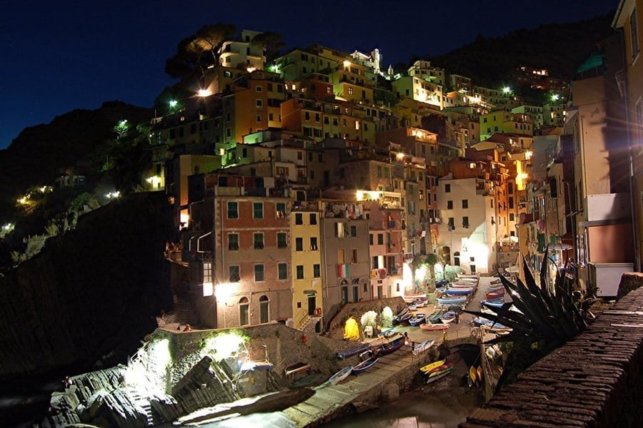 Riomaggiore di notte — Le finestre illuminate sopra il porticciolo silenzioso