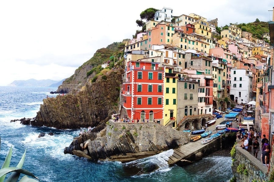 Il borgo più a sud — La torre rossa e le case a strapiombo sulla scogliera nera