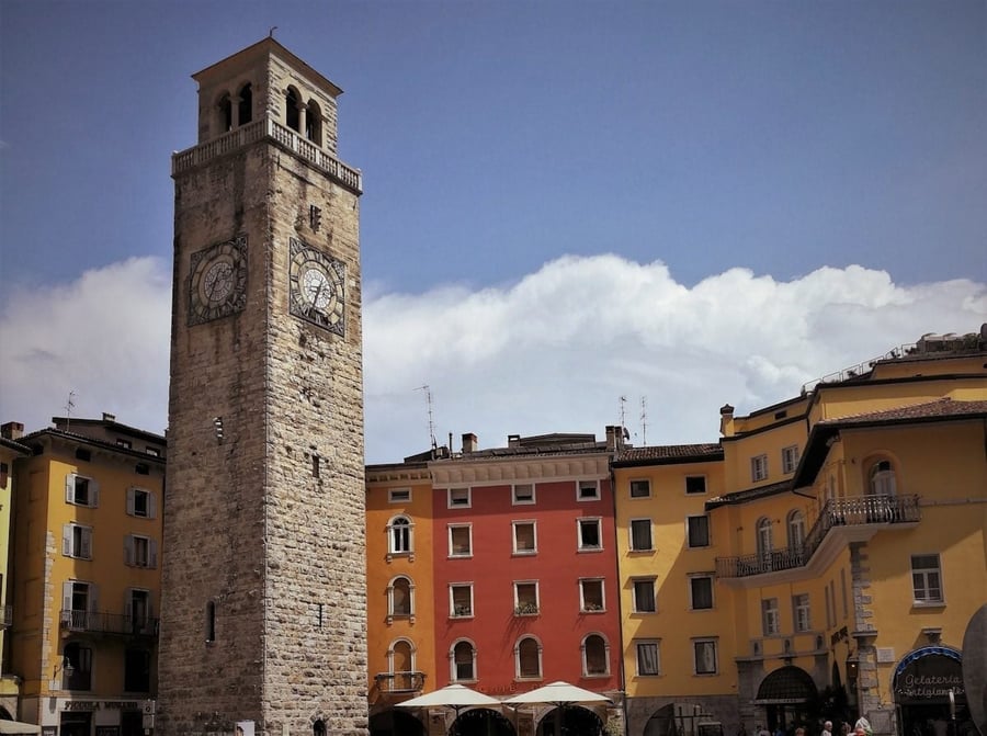 Piazza III Novembre — Il salotto veneziano sul lago