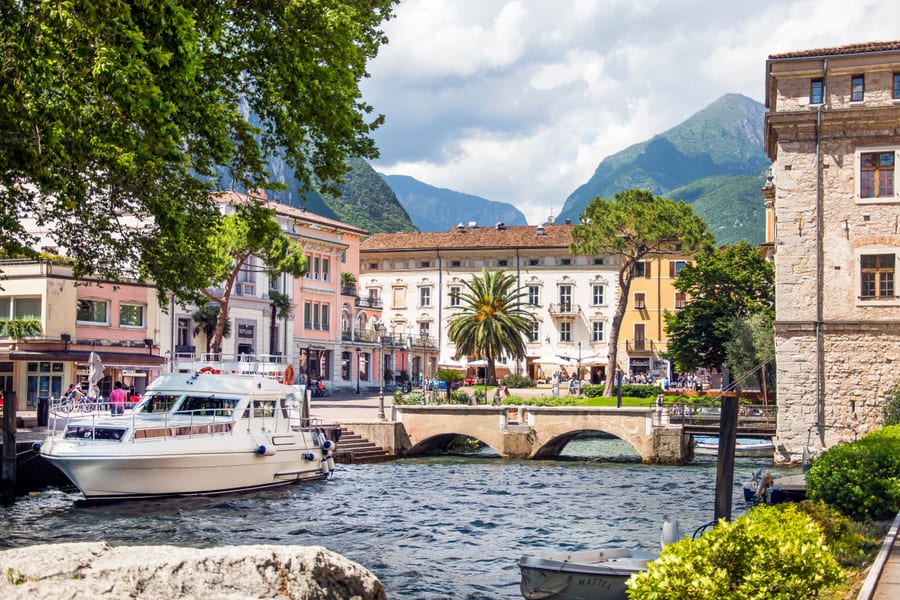 Il Porto San Nicolò — Barche ormeggiate sotto le vecchie mura, con le montagne alle spalle
