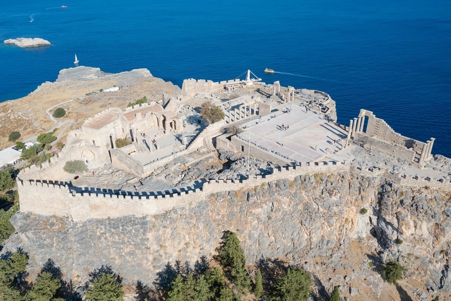 L'Acropoli di Lindos — Fortezza sospesa sul mare Egeo