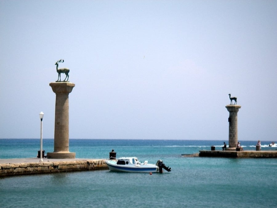 Il porto di Mandraki — Dove sorgeva il Colosso di Rodi