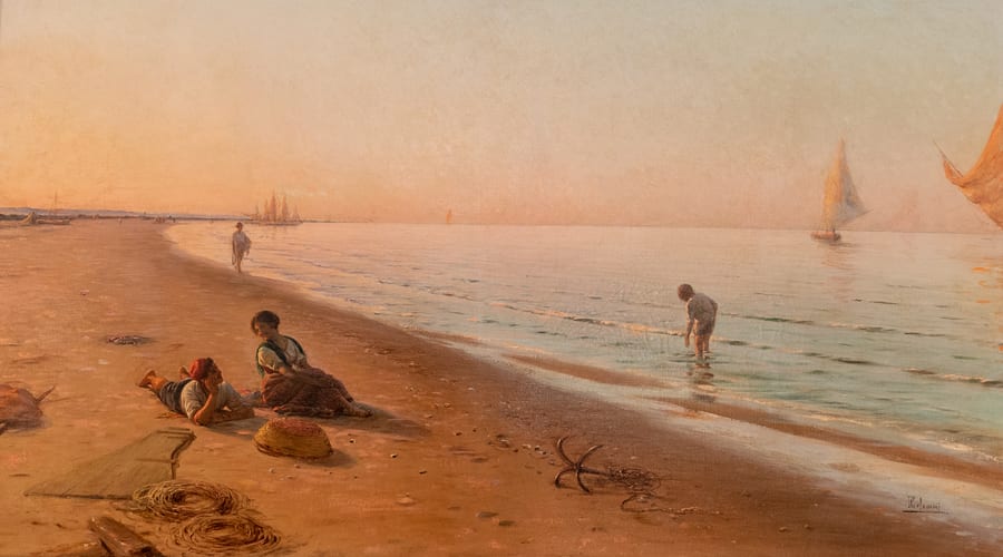 Marina al tramonto — Reti, ceste e vele sulla spiaggia nella luce della sera