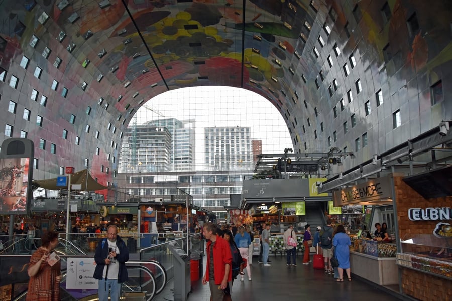 Markthal — Il mercato coperto sormontato da un gigantesco affresco digitale