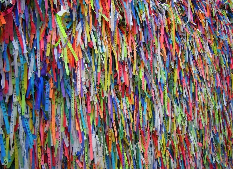 La Basilica del Bonfim — Le fitas colorate legate al cancello