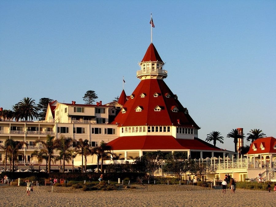 Hotel del Coronado — Il castello di legno bianco e rosso sulla spiaggia