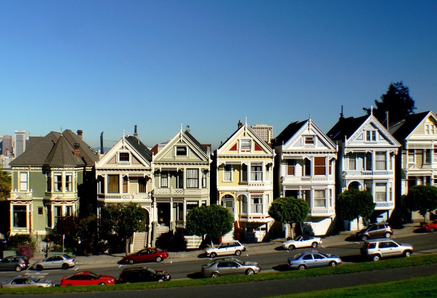Painted Ladies — Villette vittoriane variopinte con lo skyline alle spalle