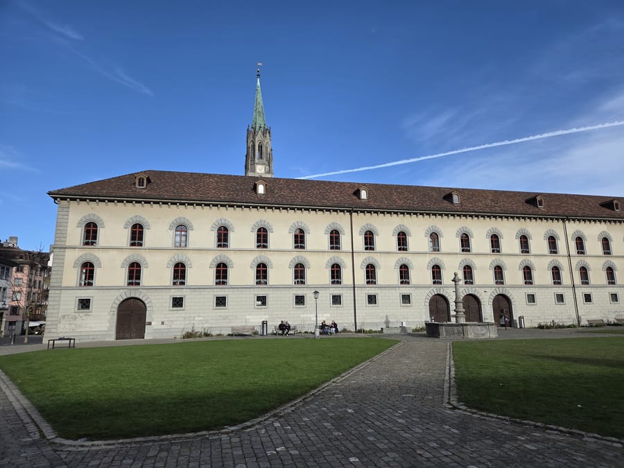 Gli edifici conventuali — Il lungo fronte che chiude il prato