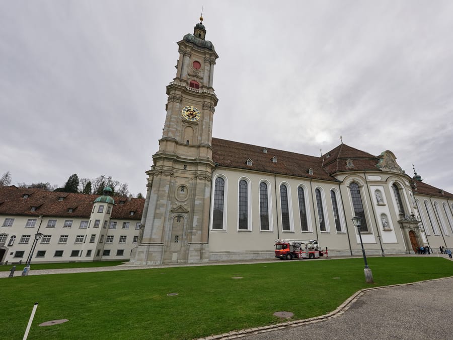 La cattedrale — Le due torri che chiudono il recinto abbaziale