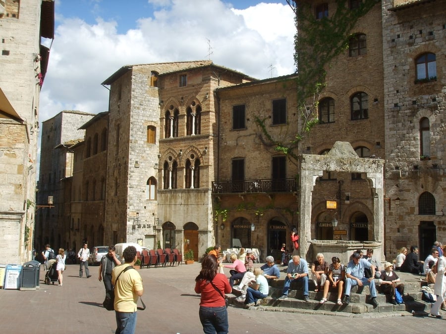 Piazza della Cisterna — Una piazza triangolare lastricata a spina di pesce attorno a un pozzo del Duecento