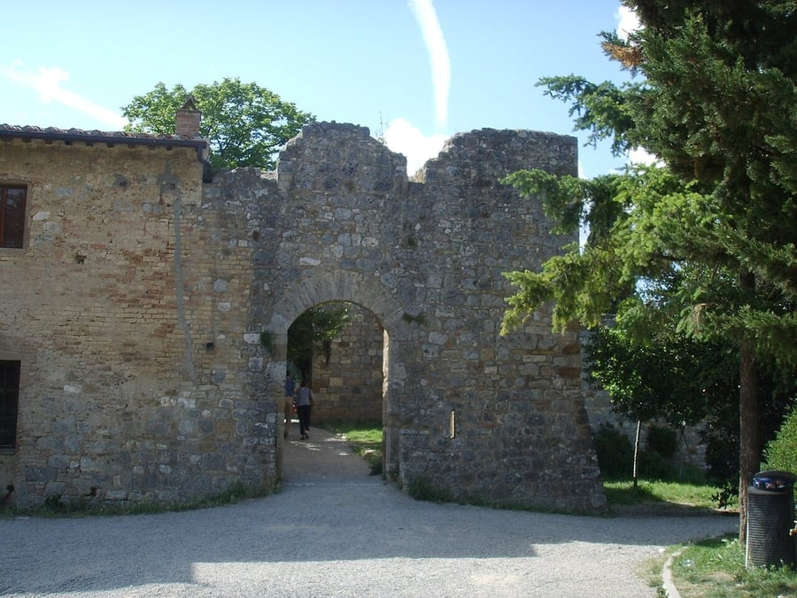 Rocca di Montestaffoli — Una fortezza diroccata trasformata in giardino panoramico sulle torri
