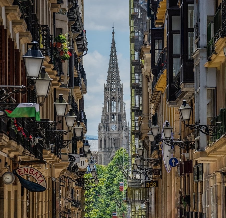 La Cattedrale del Buon Pastore — Un'imponente guglia neogotica in pieno centro
