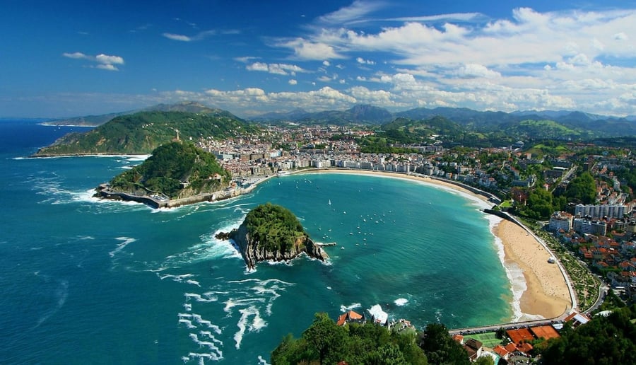 La Playa de la Concha — La spiaggia a conchiglia tra le più belle d'Europa
