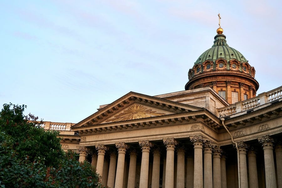 Cattedrale di Kazan' — Il colonnato semicircolare ispirato a San Pietro in Vaticano