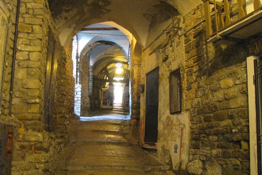 La Pigna — I vicoli a spirale del borgo medievale