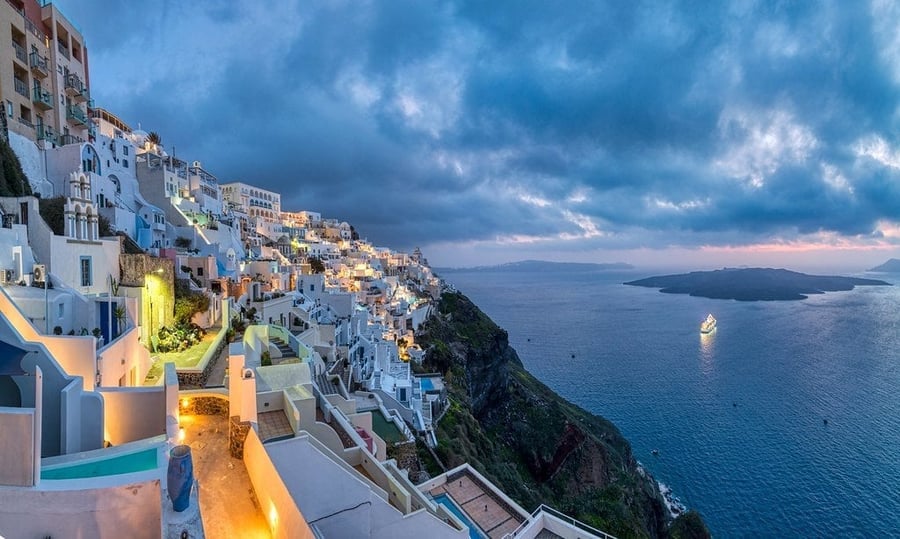Fira — Il capoluogo aggrappato al bordo del vulcano