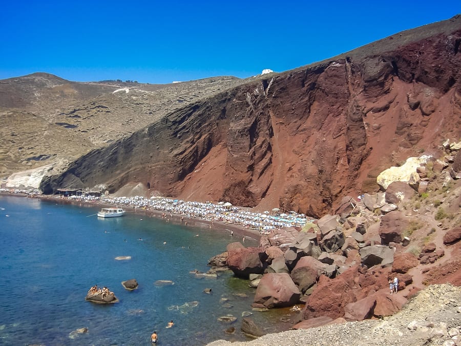 Red Beach — La spiaggia rossa sotto le scogliere vulcaniche