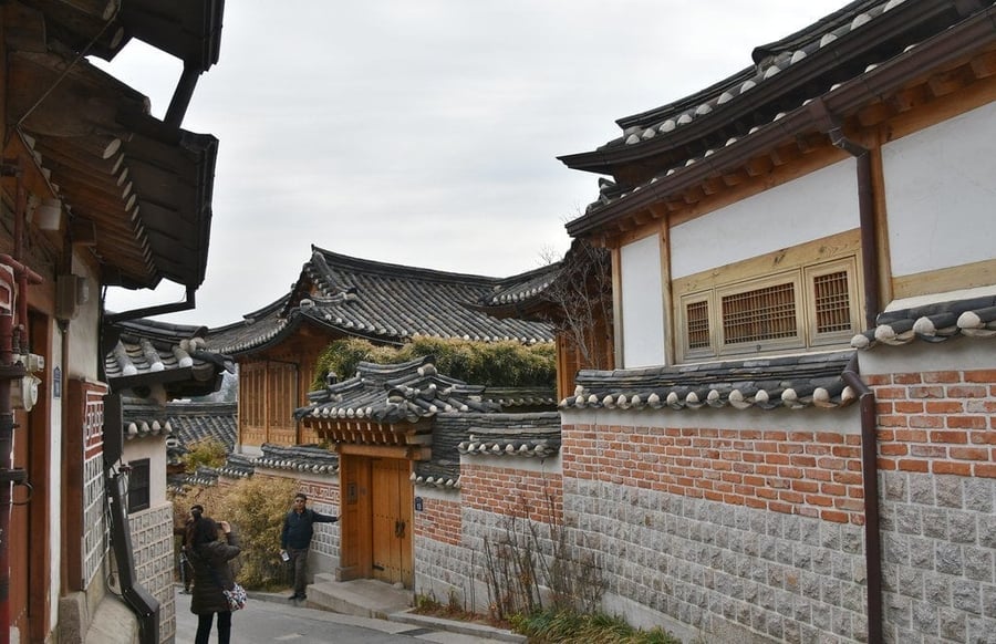Bukchon Hanok Village — Vicoli di case tradizionali tra i grattacieli