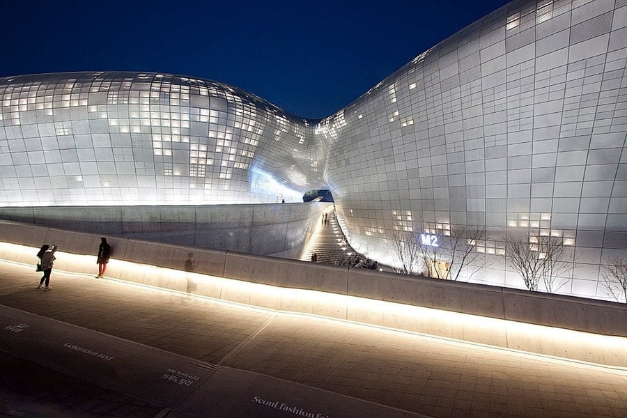 Dongdaemun Design Plaza — Curve d'acciaio disegnate da Zaha Hadid