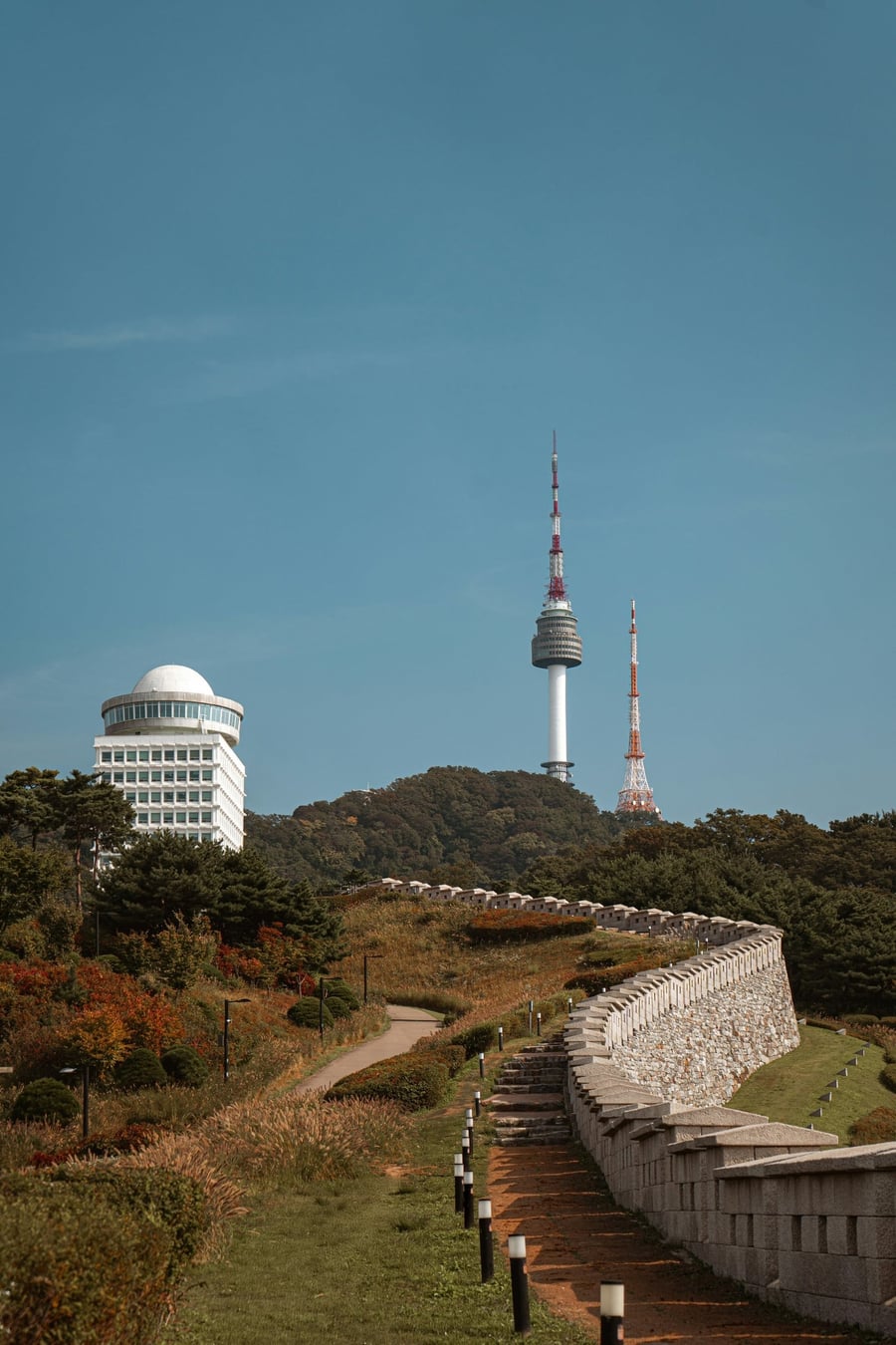 N Seoul Tower — La torre vista dalle antiche mura di Namsan